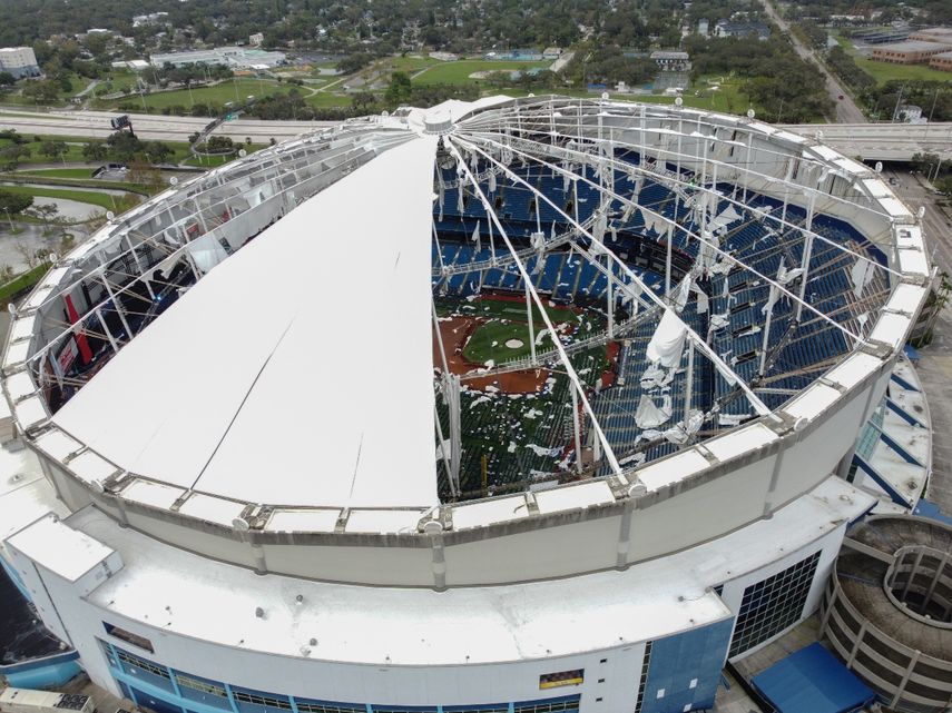 Una imagen tomada con un dron muestra la cúpula del estadio Tropicana Field, que quedó destrozada por el huracán Milton en San Petersburgo, Florida, el 10 de octubre de 2024.