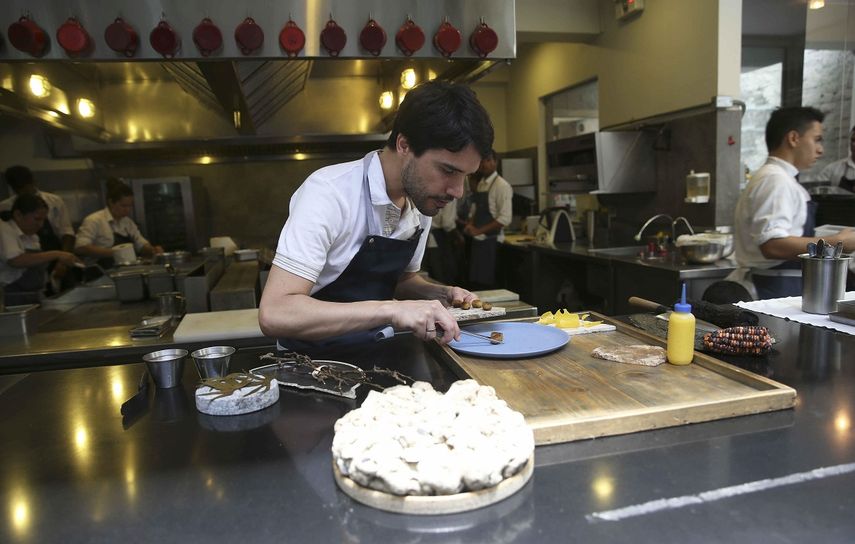 Virgilio Martínez preparando un plato en su restaurante Central de la ciudad de Lima.