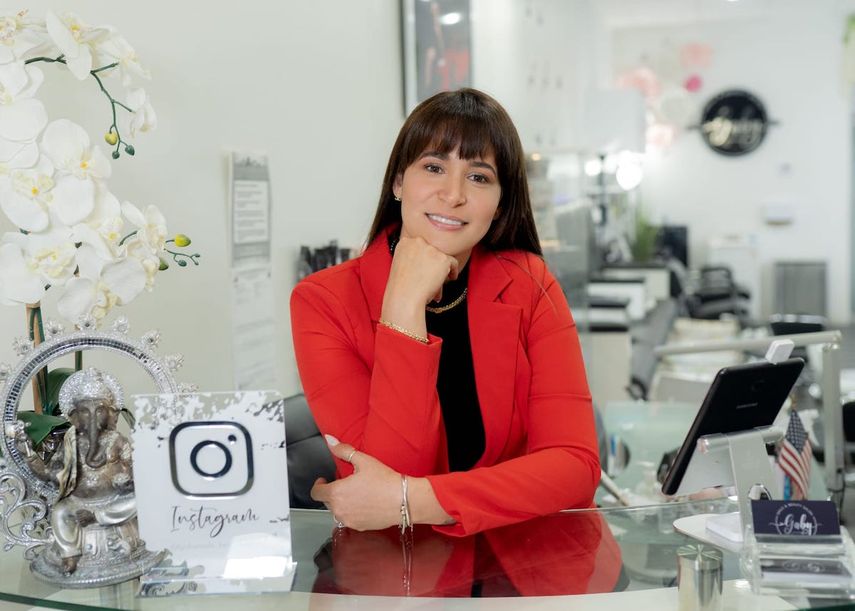 La manicurista Monika Morales.