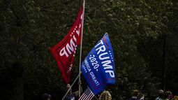 Simpatizantes por Trump sacan banderas este domingo mientras &eacute;l se dirige a su club de golf, Trump National, el 30 de agosto de 2020 en Sterling, Virginia.&nbsp;