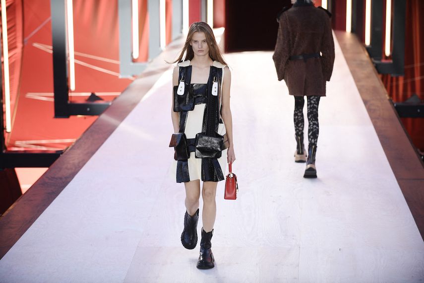 Zíperes enormes e bolsas exageradas em desfile da Louis Vuitton em