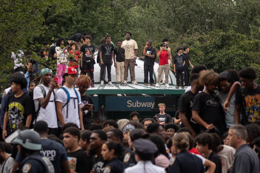 Una reunión de personas degenera en disturbios provocados por el influencer de Twitch Kai Cenat, quien anunció un evento de regalos en Union Square de Nueva York el 4 de agosto de 2023.