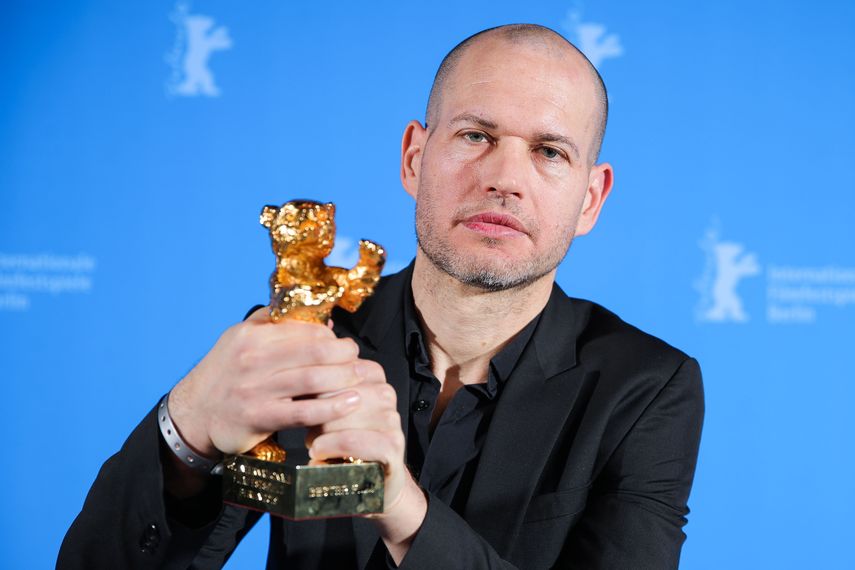 El cineasta&nbsp;Nadav Lapid posa con el Oso de Oro que recibió en la Berlinale por su película Synonymes.
