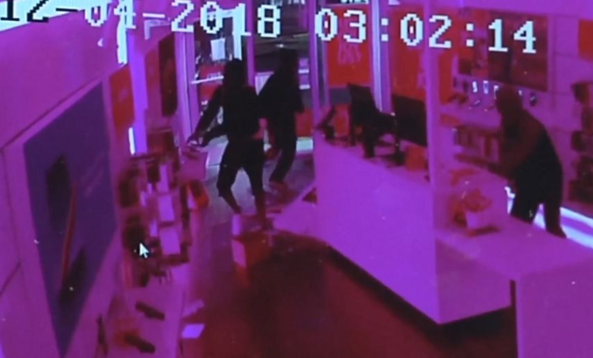 En el video de seguridad publicado por Local10 se observa a los ladrones mientras saqueaban la tienda.&nbsp;