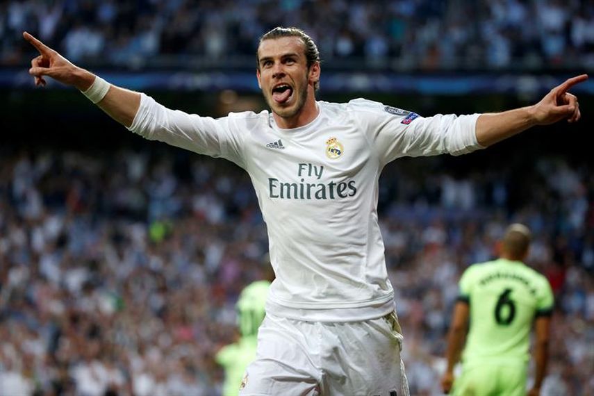 El delantero galés del Real Madrid Gareth Bale celebra su gol, primero del equipo blanco frente al Manchester City, durante el partido de vuelta de las semifinales de la Liga de Campeones que se juega esta noche en el estadio Santiago Bernabéu, en Madr