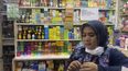 Una empleada espera clientes en una farmacia en Yakarta, Indonesia, el martes 1 de noviembre de 2022.&nbsp;