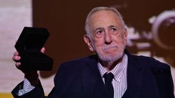 Fotografía de archivo del 12 de septiembre de 2024 que muestra al cineasta Adolfo Aristarain con la Medalla de Oro de la Academia del Cine español en el Museo de Arte Latinoamericano en Buenos Aires (Argentina). Fotografía de archivo del 12 de septiembre de 2024 que muestra al cineasta Adolfo Aristarain con la Medalla de Oro de la Academia del Cine español en el Museo de Arte Latinoamericano en Buenos Aires (Argentina).