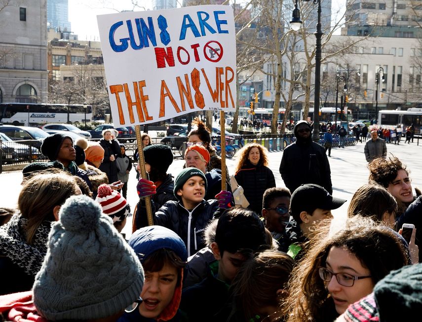 Estudiantes se manifiestan para protestar contra la violencia por&nbsp;armas&nbsp;de&nbsp;fuego, en Nueva York, Estados Unidos, el 14 de marzo de&nbsp;2018.