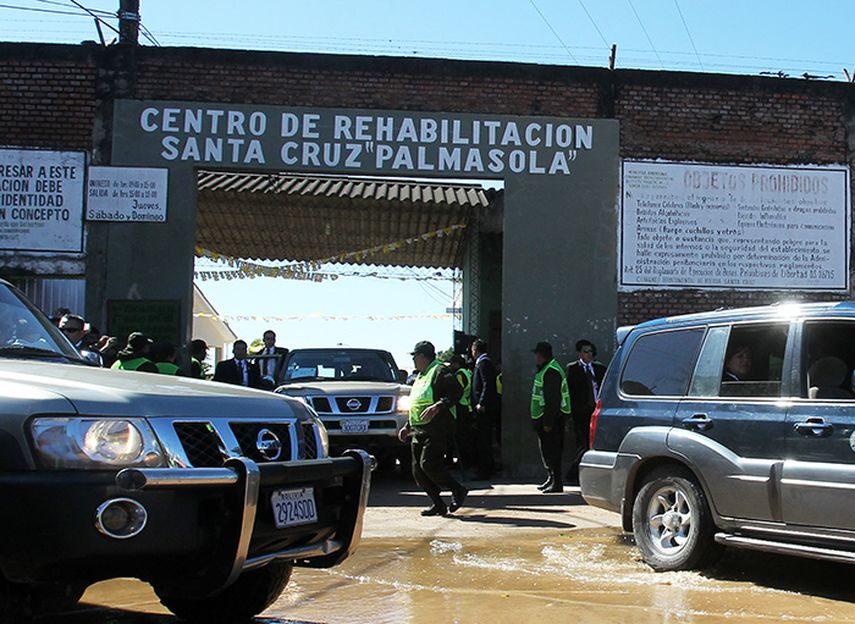 El papa Francisco sale de la prisión boliviana de Palmasola, en la ciudad de Santa Cruz, donde miles de reclusosle recibieron emocionados y escucharon pacíficamente el mensaje que llevó a ese recinto penitenciario, el más conflictivo del país.