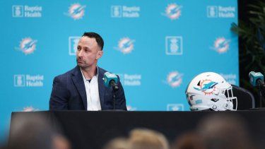 El nuevo gerente general de los Dolphins de Miami, Jon-Eric Sullivan, habla durante una conferencia de prensa, el 22 de enero de 2026.