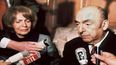 En esta foto de archivo tomada el 21 de octubre de 1971, el escritor, poeta y diplomático chileno Pablo Neruda, entonces embajador en Francia, responde a las preguntas de los periodistas, junto a su esposa, en la embajada de Chile en París luego de recibir el Premio Nobel de Literatura 1971. Justicia chilena ordenó la reapertura de investigación por muerte del intelectual.