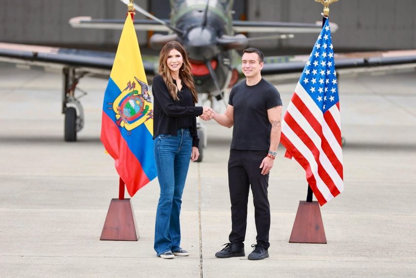 La secretaria de Seguridad Nacional de Estados Unidos, Kristi Noem, saluda al presidente de Ecuador, Daniel Noboa, en una base militar en Manta, Ecuador