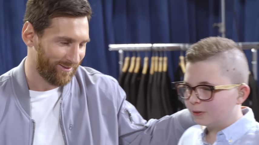 Visiblemente emocionado, un ni&ntilde;o invidente reacciona ante Messi: No me lo esperaba.