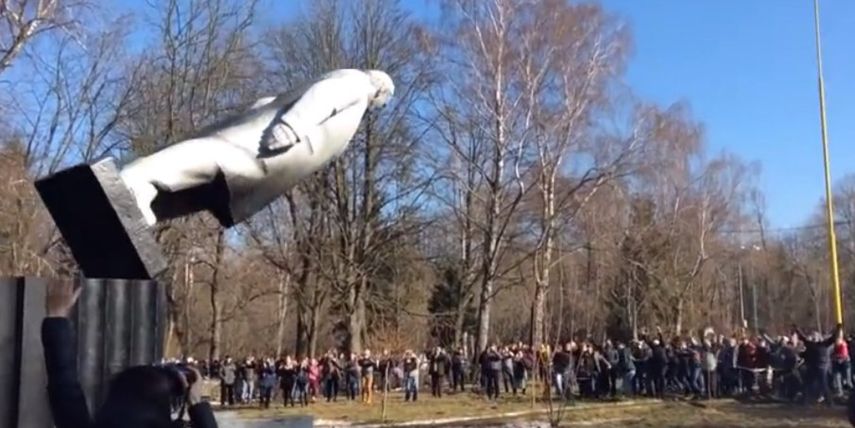 Un grupo de ucranianos anti rusos derriban unos de los monumentos emblemáticos en Kiev.