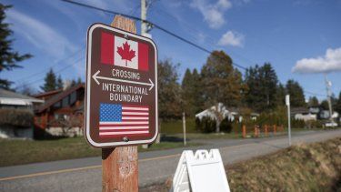 Un letrero que marca la frontera internacional entre Estados Unidos y Canadá se muestra en el Parque Estatal Histórico Peace Arch en Blaine, Washington, el 5 de marzo de 2025. 