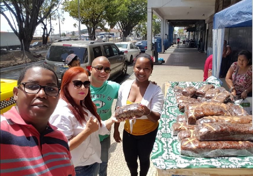 En cada esquina de las 16 calles del Casco Antiguo de la ciudad de Colón los grupos familiares se congregan para exponer al público bon de diferentes tamaños, formas y decorados.
