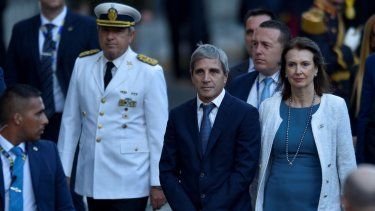 El ministro de Economía de Argentina, Luis Caputo, en el centro, acompaña a la ministra de Relaciones Exteriores, Diana Mondino.