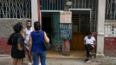 La gente compra pizzas en un negocio privado en La Habana el 22 de octubre de 2024.