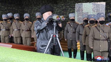 En esta imagen del viernes 28 de febrero de 2020 proporcionada por el gobierno de Corea del Norte, el l&iacute;der norcoreano Kim Jong Un, en el centro, inspecciona unas maniobras del Ej&eacute;rcito Popular Coreano, junto a varios soldados con mascarillas. La marca de agua de la imagen dice KCNA, abreviatura de la Agencia Central Coreana de Noticias.&nbsp;