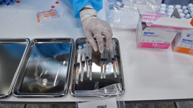 Un trabajador de la salud prepara dosis de la vacuna CoronaVac del coronavirus COVID-19 en la estación central de Bang Sue en Bangkok el 24 de mayo de 2021.