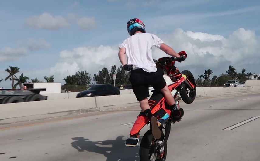 Un motociclista transita por la autopista I-95.