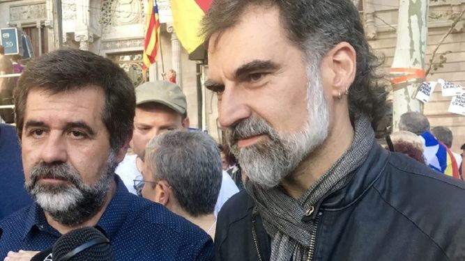 Los abogados alegaron también que no existe riesgo de fuga, puesto que sus defendidos se presentaron cuando fueron llamados a declarar, y destacaron que ambos se encontraban en prisión cuando el pasado 27 de octubre el Parlamento regional proclamó la república catalana.