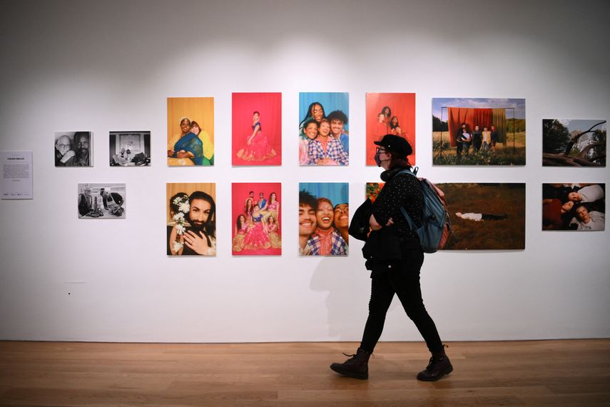 Un visitante mira un conjunto de fotos exhibidas en una galería del museo Queer Britain, en Londres, el 6 de mayo de 2022. El Queer Britain abrió el 5 de mayo de 2022 y es el primer museo nacional británico LGBTQ+.