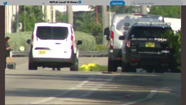 Imagen publicada en la cuenta de Twitter del canal de noticias Local10, en la que se observa el cuerpo del ciclista cubierto por una manta amarilla en la escena del accidente.