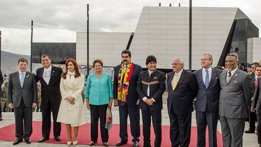 Juan Manuel Santos, Rafael Correa, Cristina de Kirchner, Dilma Rousseff, Nicolás Maduro, Evo Morales y Ernesto Samper Pizano y enviados de Perú y Guyana el 05DIC14 inaugurando el edificio de UNASUR.&nbsp;
