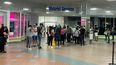 Personas esperan para ser atendidos en oficina Florida. 