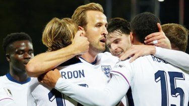 El centrocampista de Inglaterra, Anthony Gordon (2o L), celebra el gol de apertura con sus compañeros de equipo, incluido el delantero Harry Kane (C) durante el partido de fútbol de clasificación para la Copa Mundial de 2026 entre Letonia e Inglaterra en el estadio Daugava en Riga, Letonia, el 14 de octubre de 2025.