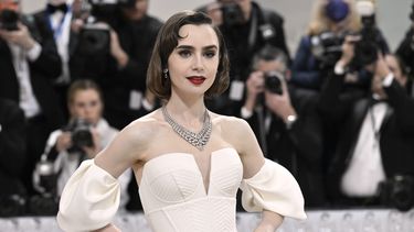 Lily Collins asiste a la gala benéfica del Instituto de Vestuario del Museo Metropolitano de Arte que celebra la inauguración de la exposición Karl Lagerfeld: A Line of Beauty el lunes 1 de mayo de 2023 en Nueva York. La actriz denunció que robaron su anillo de compromiso en un hotel de California.