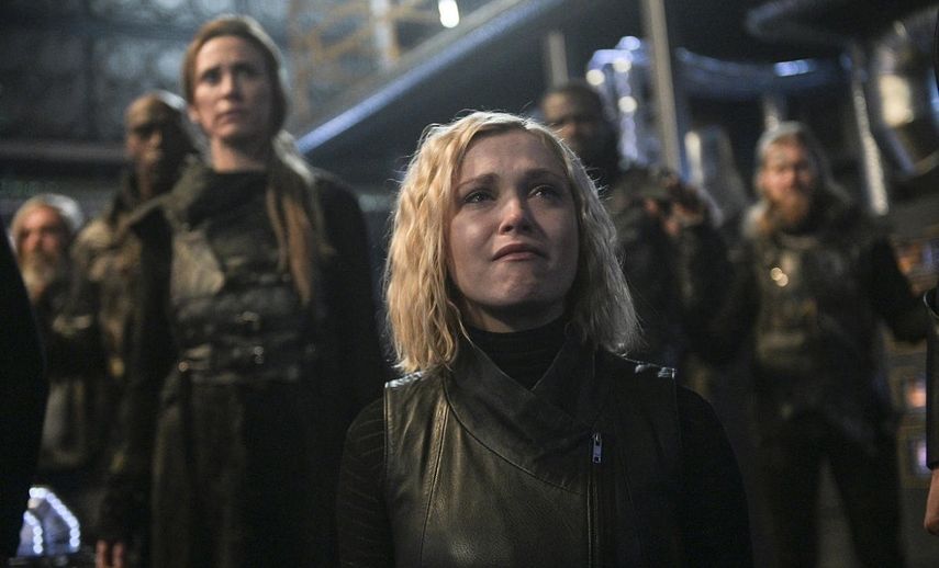 Los 100&nbsp;est&aacute; protagonizada por un grupo de j&oacute;venes actores encabezado por Eliza Taylor, Bob Morley, Marie Avgeropoulos, Christopher Larkin y Lindsey Morgan.