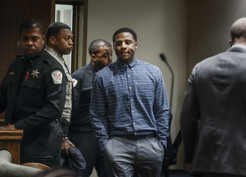 El acusado Justin Johnson, centro, entra a la corte donde fue declarado culpable de homicidio por la muerte del rapero de Memphis Young Dolph, en un tribunal de Memphis, Tennessee, el jueves 26 de septiembre de 2024.