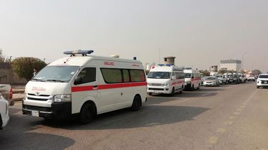 Ambulancias hacen fila frente al cuartel general de las Fuerzas de Movilización Popular después de que fue atacado desde el aire, el jueves 4 de enero de 2024, en Bagdad, Irak.&nbsp;