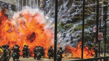 Una explosión envuelve a los cuerpos represivos de Maduro en Caracas.
