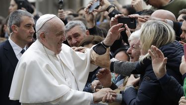 El papa Francisco saluda a los fieles en la Plaza de San Pedro en el Vaticano antes de partir despu&eacute;s de su audiencia general semanal, el mi&eacute;rcoles 26 de febrero de 2020.&nbsp;
