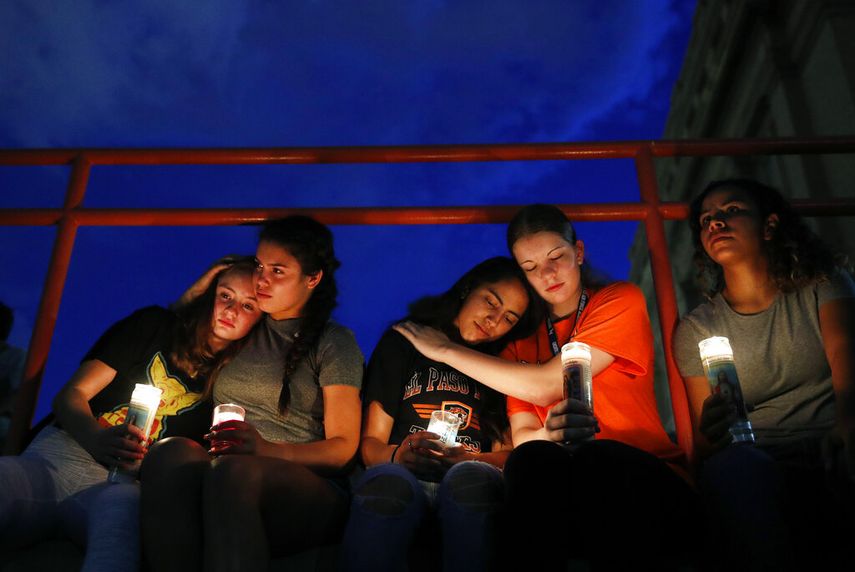 Un grupo de jóvenes se consuelan durante una vigilia en El Paso, Texas, luego del mortal tiroteo.