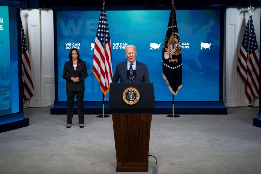 El presidente Joe Biden, escucha la vicepresienta Kamala Harris.