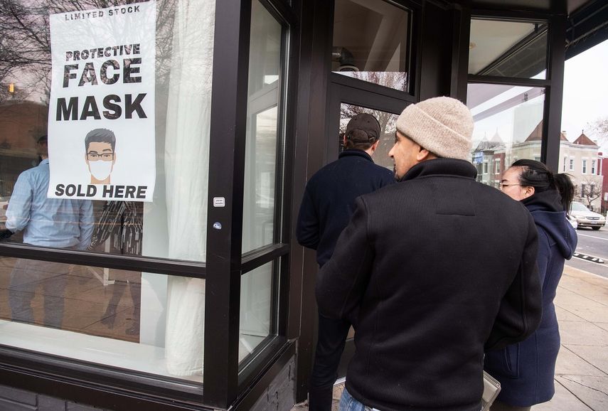Residentes de Washington ingresan a un establecimiento comercial para comprar mascarillas de protecci&oacute;n contra el coronavirus.