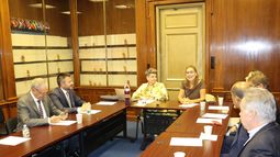 (De izq. A dcha.): Lucrecia Peinado, Primera Dama de Guatemala y Núria Vilanova, presidenta de CEAPI, durante el encuentro con un grupo de empresarios