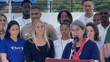 Daniella Levine Cava, alcaldesa de Miami-Dade, lanza iniciativa de seguridad en el agua.&nbsp;