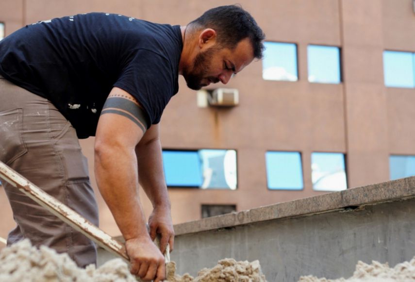 Cubanos profesionales de la salud se ganan la vida realizando trabajos como la construcción en Brasil.&nbsp;