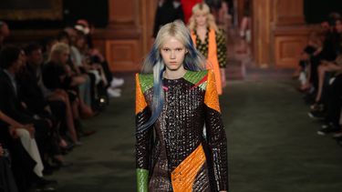 Una modelo desfila por la pasarela durante el desfile de la colección Louis Vuitton 2027 en la Frick Collection de Nueva York el 20 de mayo de 2026.