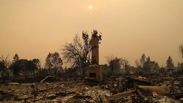 Solo la chimenea de esta vivienda quedó en pie luego que un voraz incendio se extendió por Santa Rosa en California y destruyera más de 1.500 viviendas.&nbsp;