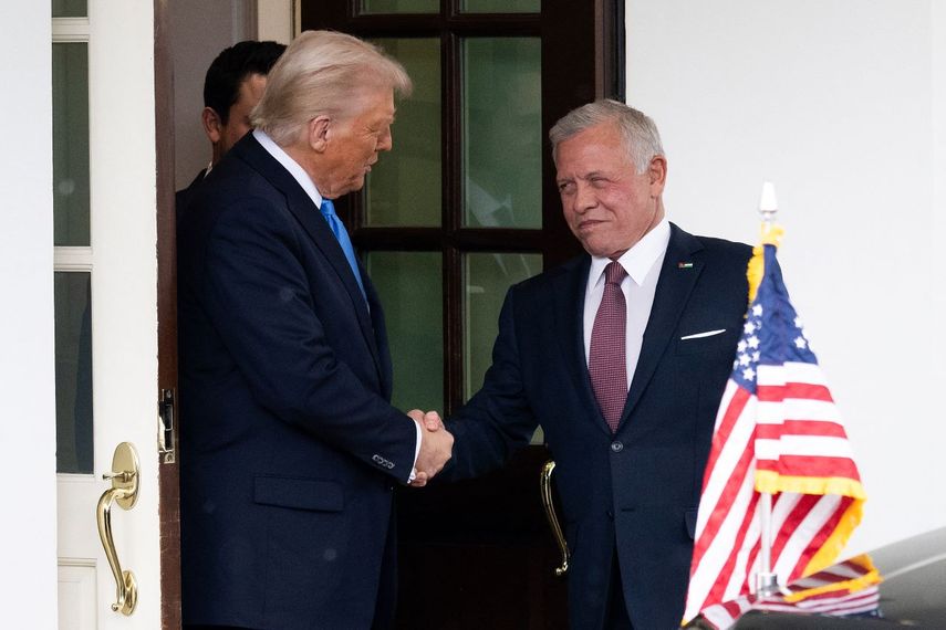 El presidente de Estados Unidos, Donald Trump, estrecha la mano del rey Abdalá II de Jordania en la Casa Blanca, tras su reunión en el Oficina Oval, en Washington, DC, el 11 de febrero de 2025.