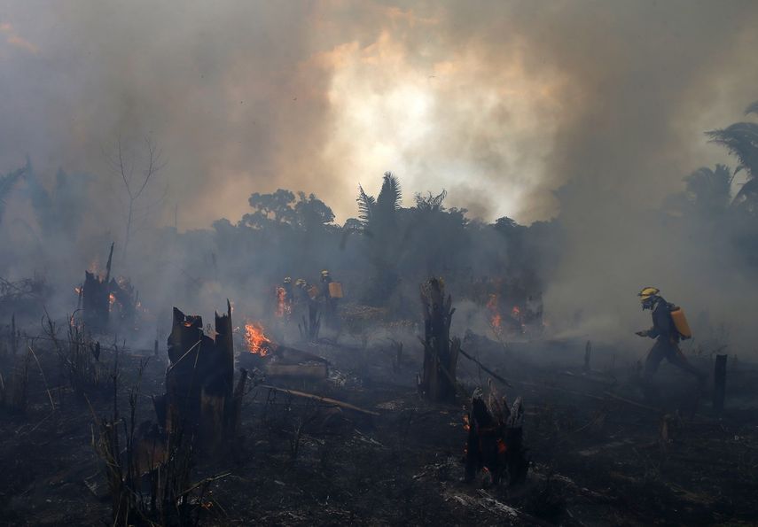 Brigadas antiincendios luchan contra el fuego en Apui, en el estado de Amazonas, Brasil, el 21 de septiembre de 2022. La Amazonía brasileña registró más incendios en la primera semana de septiembre que en todo el mes el año pasado, según el Instituto Nacional de Investigación Espacial del Brasil (INPE).&nbsp;
