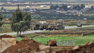 Tanques del ejército de Israel y una excavadora avanzan por el puesto militar de Abu Diab el 19 de marzo de 2025, en las afueras del sur de la ciudad fronteriza siria de Quneitra