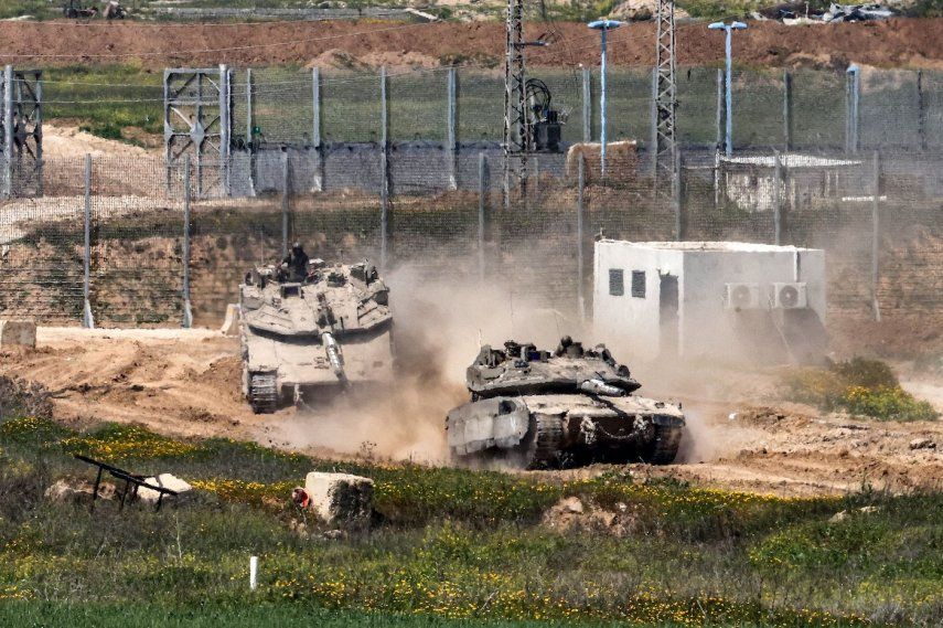 Tanques de combate Merkava del ejército israelí avanzan hacia una posición en el sur de Israel, junto a la valla fronteriza con el norte de la Franja de Gaza, el 18 de marzo de 2025.&nbsp;