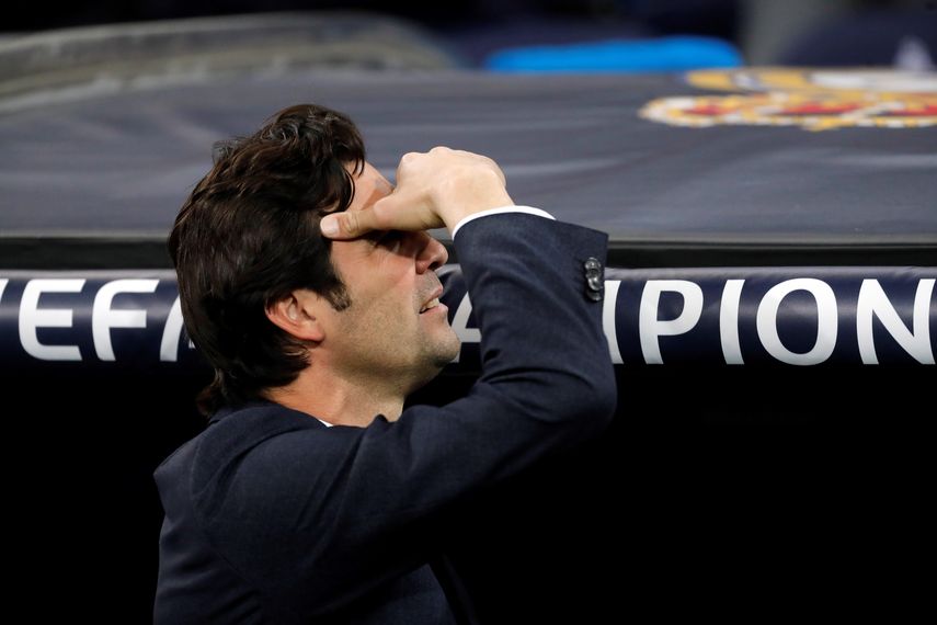 El presidente del Real Madrid bajó al vestuario para charlar con sus jugadores y tuvo un encuentro con el técnico argentino tras su comparecencia ante los medios de comunicación en rueda de prensa postertior a la derrota de ayer 1-4 ante el Ajax en Champions